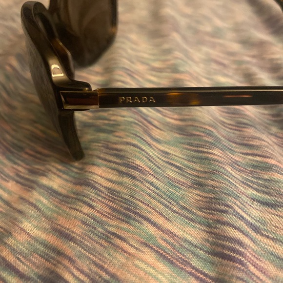 Women’s Prada sunglasses made in Italy😎 - Picture 5 of 8